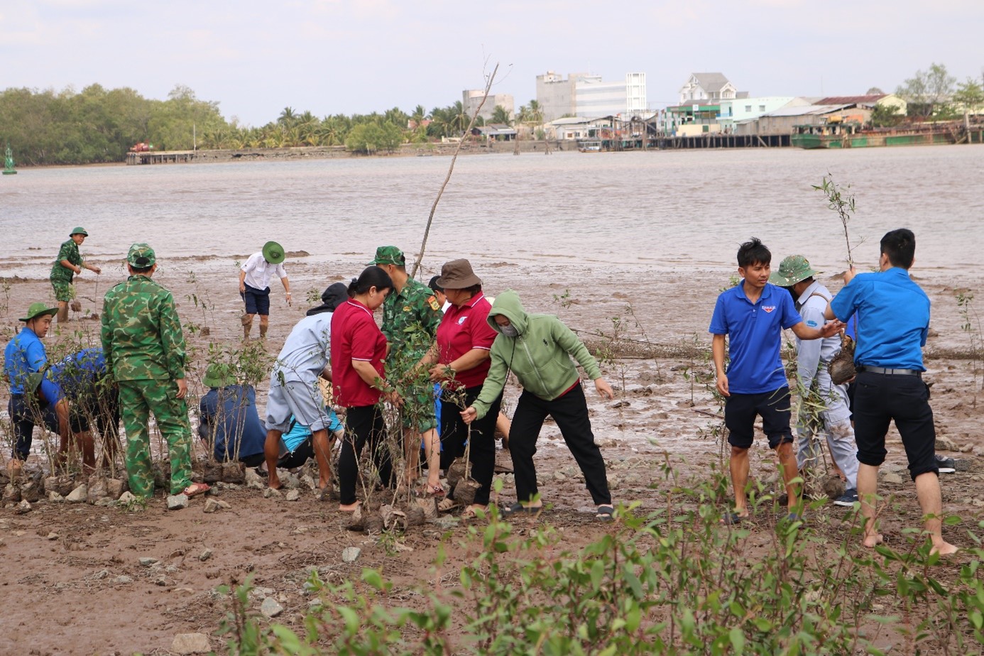 Chi đoàn TNCS Hồ Chí Minh Cảng vụ Hàng hải Cần Thơ tham gia tổ chức Chương trình trồng cây “Đời đời nhớ ơn Bác Hồ” Xuân Bính Ngọ năm 2026 kết hợp tuyên truyền, phổ biến pháp luật